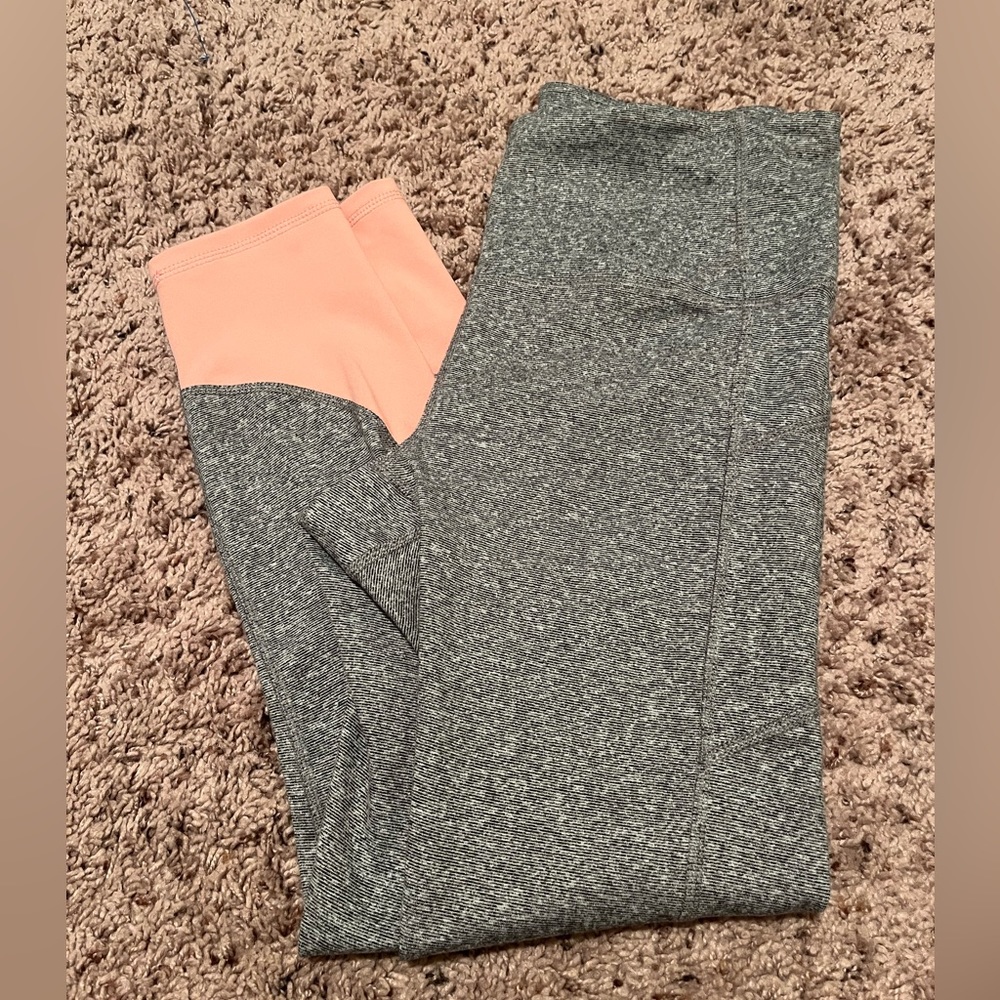 Gaiam Women’s leggings in heathered gray and coral pink size XS with pockets
